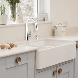 Traditional Single Handle Pull-Down Kitchen Faucet with Soap Dispenser in Chrome